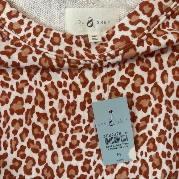[🆕] NWT! Lou & Grey Leopard Oversized Sweatshirt- Petite M - Picture 4 of 7
